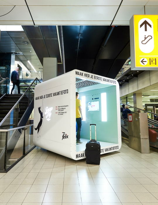 We elevated passenger experiences at Amsterdam Schiphol Airport. Our pop-up design offered airports, brands, and operators a perfect opportunity to share their stories with thousands of consumers in minutes. Design by Studio Königshausen.